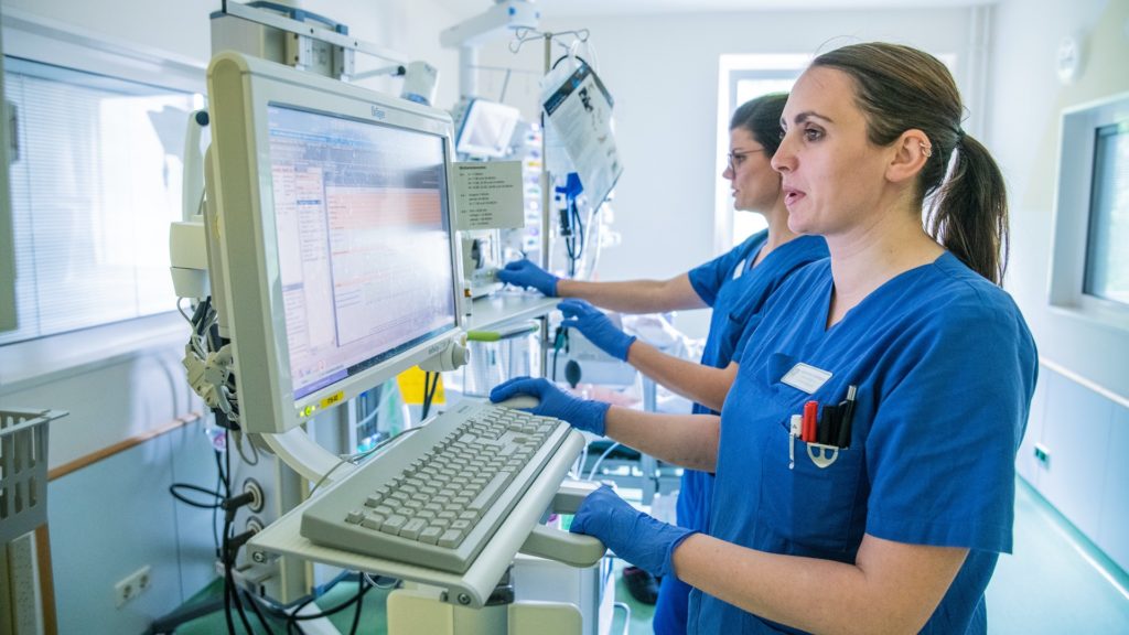 Zwei Intensivpfleger der Lungenklinik Neustadt kontrollieren die Vitalwerte der Patienten