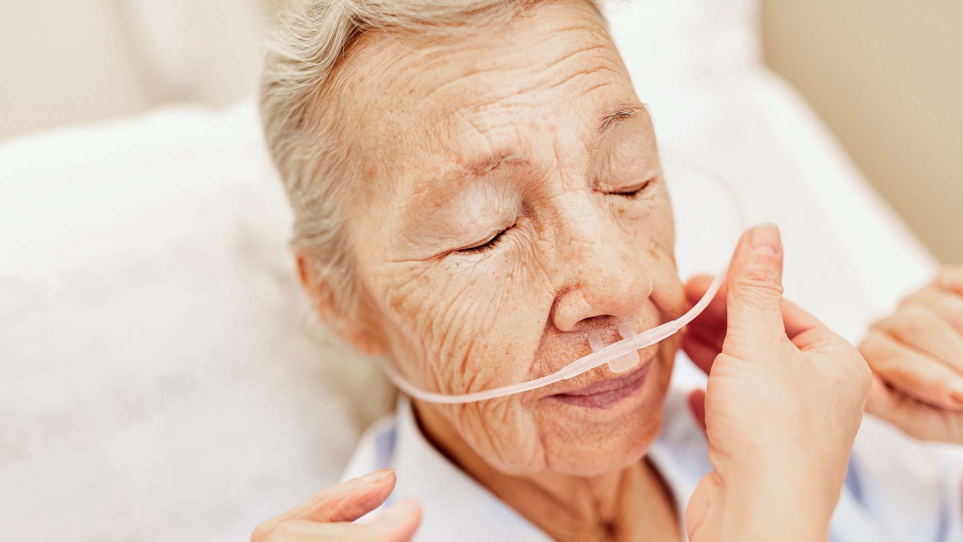 Ältere Frau mit Sauerstoff-Therapie