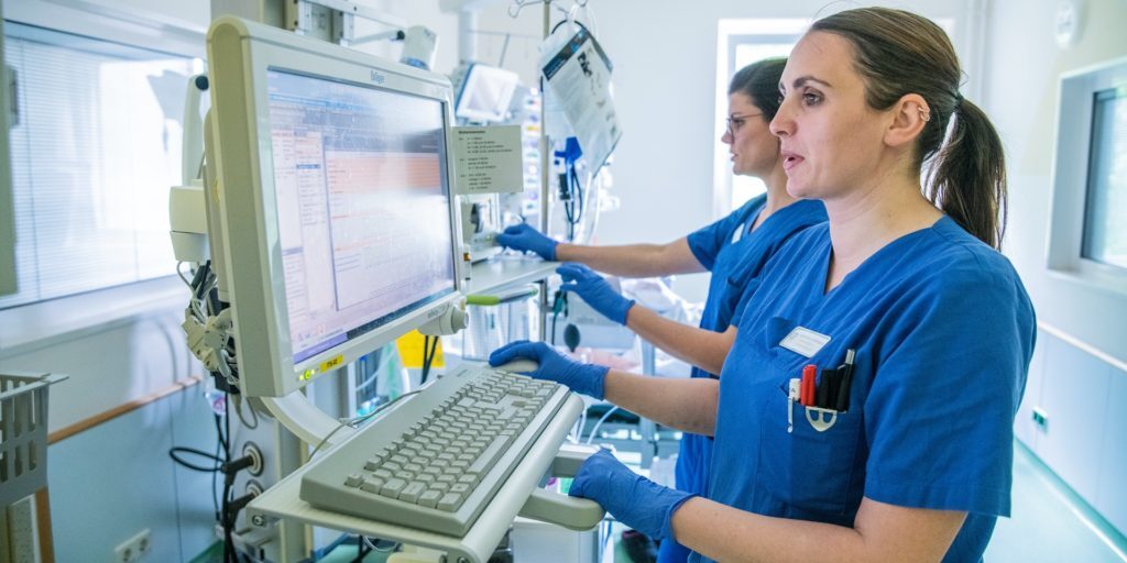 Zwei Intensivpfleger der Lungenklinik Neustadt kontrollieren die Vitalwerte der Patienten