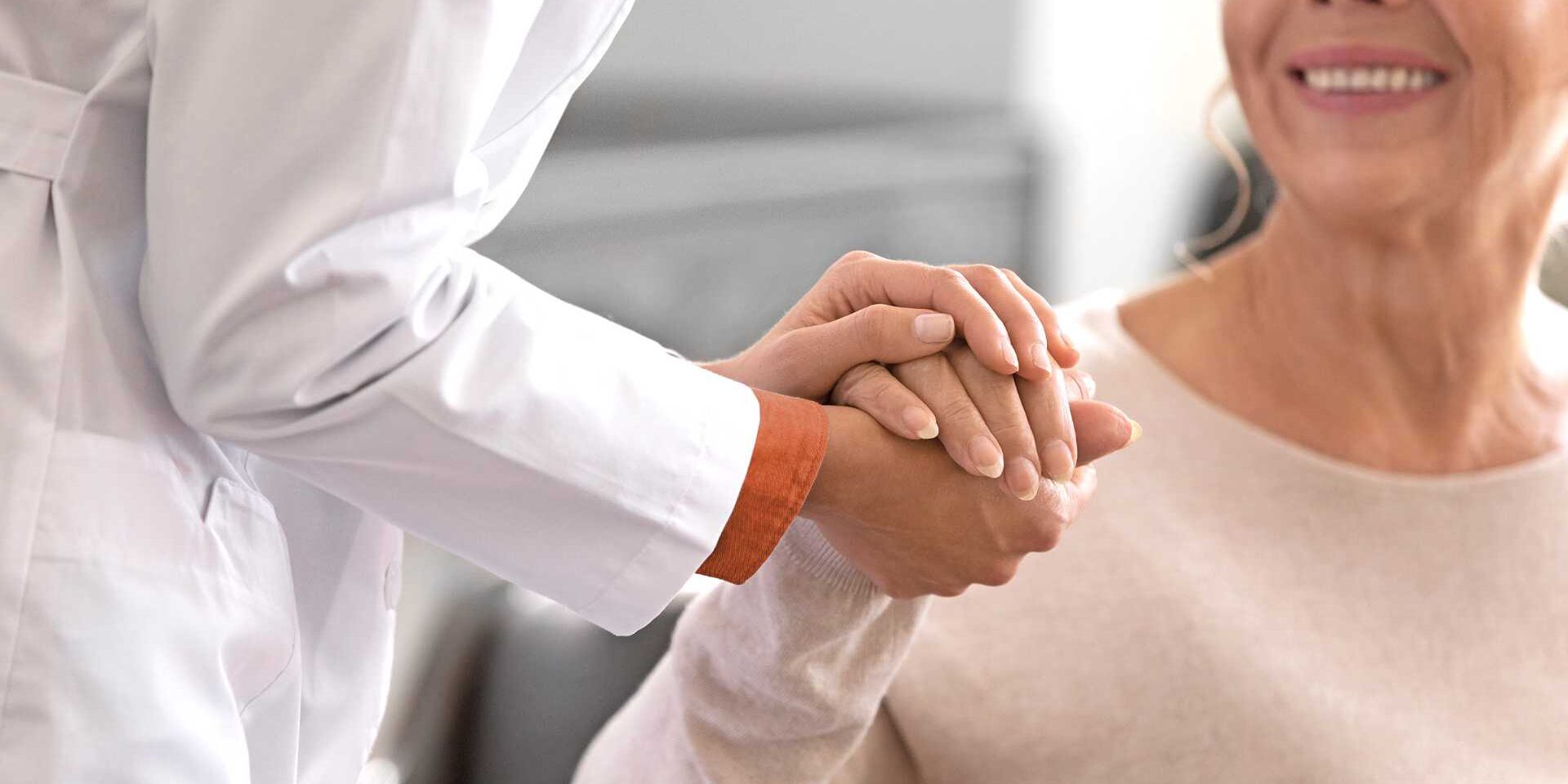 Ärztin gibt einer Patientin Mut